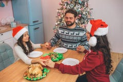 Νίκαια και ευχάριστα μέλη της οικογενειακής συνεδρίασης στον πίνακα και του παιχνιδιού Κρατούν τα ο ένας του άλλου χέρια και κρατ στοκ φωτογραφία με δικαίωμα ελεύθερης χρήσης Νίκαια και ευχάριστα μέλη της οικογενειακής συνεδρίασης στον πίνακα και του παιχνιδιού Κρατούν τα ο ένας του άλλου χέρια και κρατ στοκ φωτογραφία με δικαίωμα ελεύθερης χρήσης