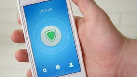 Να ανοίξει VPN στο smartphone για το ασφαλές σερφ Διαδικτύου απόθεμα βίντεο Να ανοίξει VPN στο smartphone για το ασφαλές σερφ Διαδικτύου απόθεμα βίντεο
