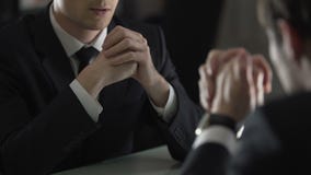 Να απειλήσει δικηγόρων και εκφοβιστικός πελάτης, που αναγκάζουν τον για να ομολογήσει ειλικρινά Να απειλήσει δικηγόρων και εκφοβιστικός πελάτης, που αναγκάζουν τον για να ομολογήσει ειλικρινά