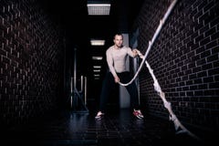Να μαθεί ικανότητας σχοινιά στην άσκηση ικανότητας γυμναστικής workout που γίνεται από το όμορφο όμορφο άτομο Να μαθεί Crossfit σ στοκ εικόνες Να μαθεί ικανότητας σχοινιά στην άσκηση ικανότητας γυμναστικής workout που γίνεται από το όμορφο όμορφο άτομο Να μαθεί Crossfit σ στοκ εικόνες