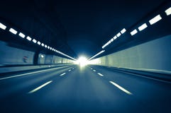 Να οδηγήσει με υψηλή ταχύτητα σε μια σήραγγα σε έναν δρόμο εθνικών οδών στοκ φωτογραφίες Να οδηγήσει με υψηλή ταχύτητα σε μια σήραγγα σε έναν δρόμο εθνικών οδών στοκ φωτογραφίες