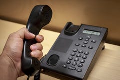 Να πάρει μια κλήση σε ένα μαύρο τηλέφωνο στοκ φωτογραφία Να πάρει μια κλήση σε ένα μαύρο τηλέφωνο στοκ φωτογραφία