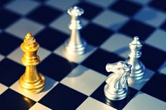 Να περιβάλει βασιλιάδων με τον εχθρό, ιππότης, βασίλισσα, επίσκοπος ως έλεγχο, επιχειρησιακή ανταγωνιστική έννοια, cheeseboard έν Στοκ εικόνες με δικαίωμα ελεύθερης χρήσης Να περιβάλει βασιλιάδων με τον εχθρό, ιππότης, βασίλισσα, επίσκοπος ως έλεγχο, επιχειρησιακή ανταγωνιστική έννοια, cheeseboard έν Στοκ εικόνες με δικαίωμα ελεύθερης χρήσης
