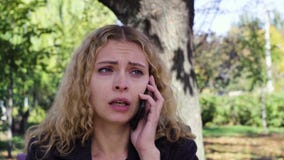 Να φωνάξει κοριτσιών που μιλά στην τηλεφωνική συνεδρίαση σε έναν πάγκο στο πάρκο φιλμ μικρού μήκους Να φωνάξει κοριτσιών που μιλά στην τηλεφωνική συνεδρίαση σε έναν πάγκο στο πάρκο φιλμ μικρού μήκους