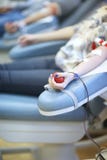 Να δώσει το αίμα χέρι γυναίκας που συμπιέζει μια σφαίρα αναπήδησης στοκ εικόνες με δικαίωμα ελεύθερης χρήσης Να δώσει το αίμα χέρι γυναίκας που συμπιέζει μια σφαίρα αναπήδησης στοκ εικόνες με δικαίωμα ελεύθερης χρήσης