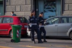 ΝΑΠΟΛΗ, ΙΤΑΛΙΑ - 4 Νοεμβρίου 2018 σπόλες γυναικών στην οδό της Νάπολης στοκ εικόνες ΝΑΠΟΛΗ, ΙΤΑΛΙΑ - 4 Νοεμβρίου 2018 σπόλες γυναικών στην οδό της Νάπολης στοκ εικόνες