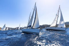 Ναυσιπλοΐα στον αέρα μέσω των κυμάτων στο Αιγαίο πέλαγος στην Ελλάδα στοκ φωτογραφία με δικαίωμα ελεύθερης χρήσης Ναυσιπλοΐα στον αέρα μέσω των κυμάτων στο Αιγαίο πέλαγος στην Ελλάδα στοκ φωτογραφία με δικαίωμα ελεύθερης χρήσης