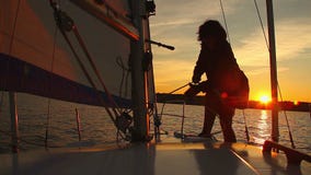 Ναυτικός γυναικών που εργάζεται sailboat στο ηλιοβασίλεμα, χόμπι, ενεργό υπόλοιπο απόθεμα βίντεο Ναυτικός γυναικών που εργάζεται sailboat στο ηλιοβασίλεμα, χόμπι, ενεργό υπόλοιπο απόθεμα βίντεο