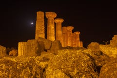 Ναός Hercules στο αρχαιολογικό πάρκο του Agrigento Σικελία στοκ φωτογραφίες Ναός Hercules στο αρχαιολογικό πάρκο του Agrigento Σικελία στοκ φωτογραφίες