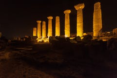 Ναός Hercules στο αρχαιολογικό πάρκο του Agrigento Σικελία στοκ εικόνες με δικαίωμα ελεύθερης χρήσης Ναός Hercules στο αρχαιολογικό πάρκο του Agrigento Σικελία στοκ εικόνες με δικαίωμα ελεύθερης χρήσης