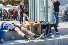 ΝΕΑ ΥΌΡΚΗ, ΗΠΑ - 28 ΑΠΡΙΛΊΟΥ 2018: Άνθρωποι στις οδούς Dumbo, Μπρούκλιν, Νέα Υόρκη στοκ φωτογραφία με δικαίωμα ελεύθερης χρήσης ΝΕΑ ΥΌΡΚΗ, ΗΠΑ - 28 ΑΠΡΙΛΊΟΥ 2018: Άνθρωποι στις οδούς Dumbo, Μπρούκλιν, Νέα Υόρκη στοκ φωτογραφία με δικαίωμα ελεύθερης χρήσης
