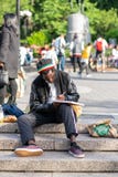ΝΕΑ ΥΌΡΚΗ, ΗΠΑ - 3 ΙΟΥΝΊΟΥ 2018: Αμερικανική συνεδρίαση ατόμων Afro στο σχέδιο πάρκων Σκηνή οδών του Μανχάταν Τετραγωνικό πάρκο έ στοκ εικόνες με δικαίωμα ελεύθερης χρήσης ΝΕΑ ΥΌΡΚΗ, ΗΠΑ - 3 ΙΟΥΝΊΟΥ 2018: Αμερικανική συνεδρίαση ατόμων Afro στο σχέδιο πάρκων Σκηνή οδών του Μανχάταν Τετραγωνικό πάρκο έ στοκ εικόνες με δικαίωμα ελεύθερης χρήσης