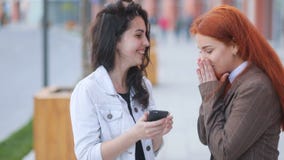 Νεανικής ελκυστικής επιχειρησιακής δύο γυναίκας, κοκκινομάλλης και καφετής-μαλλιαρός, που μιλά και που εκτελεί τις ενέργειες στο απόθεμα βίντεο Νεανικής ελκυστικής επιχειρησιακής δύο γυναίκας, κοκκινομάλλης και καφετής-μαλλιαρός, που μιλά και που εκτελεί τις ενέργειες στο απόθεμα βίντεο