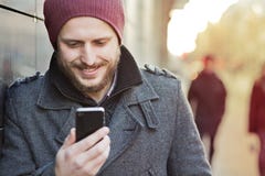 Νεαρός άνδρας με το smartphone