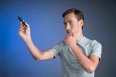 Νεαρός άνδρας που γράφει κάτι με stylus στη διαφανή οθόνη, πρότυπο για το κολάζ στοκ φωτογραφίες Νεαρός άνδρας που γράφει κάτι με stylus στη διαφανή οθόνη, πρότυπο για το κολάζ στοκ φωτογραφίες