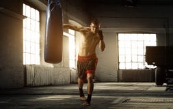 Νεαρός άνδρας που εγκιβωτίζει workout σε ένα παλαιό κτήριο Νεαρός άνδρας που εγκιβωτίζει workout σε ένα παλαιό κτήριο