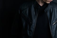 Νεαρός άνδρας κινηματογραφήσεων σε πρώτο πλάνο σε ένα μαύρο σακάκι δέρματος στοκ εικόνες Νεαρός άνδρας κινηματογραφήσεων σε πρώτο πλάνο σε ένα μαύρο σακάκι δέρματος στοκ εικόνες