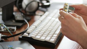 Νεαρός άνδρας που κρατά ένα ολοκληρωμένο κύκλωμα στα χέρια του απόθεμα βίντεο Νεαρός άνδρας που κρατά ένα ολοκληρωμένο κύκλωμα στα χέρια του απόθεμα βίντεο