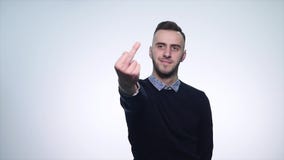 0 νεαρός άνδρας στο άσπρο υπόβαθρο κλείστε επάνω κίνηση αργή φιλμ μικρού μήκους 0 νεαρός άνδρας στο άσπρο υπόβαθρο κλείστε επάνω κίνηση αργή φιλμ μικρού μήκους