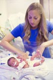Νεογέννητο πρόωρο μωρό στην εντατική παρακολούθηση νοσοκομείων NICU στοκ φωτογραφία Νεογέννητο πρόωρο μωρό στην εντατική παρακολούθηση νοσοκομείων NICU στοκ φωτογραφία
