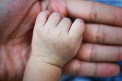 νεογέννητο χέρι μωρών σε ετοιμότητα γονέων στοκ εικόνες νεογέννητο χέρι μωρών σε ετοιμότητα γονέων στοκ εικόνες