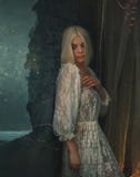 Νεράιδα Banshee Χλωμό ξανθό κορίτσι στο άσπρο εκλεκτής ποιότητας φόρεμα Σαγηνευτική πριγκήπισσα, με τα προκλητικά, μακριά πόδια π στοκ εικόνα Νεράιδα Banshee Χλωμό ξανθό κορίτσι στο άσπρο εκλεκτής ποιότητας φόρεμα Σαγηνευτική πριγκήπισσα, με τα προκλητικά, μακριά πόδια π στοκ εικόνα