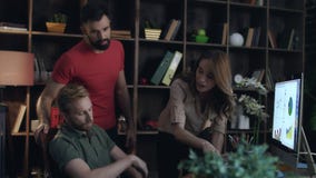 Νευρική επιχειρησιακή γυναίκα που κραυγάζει στους μη επαγγελματικούς εργαζομένους 0 προϊστάμενος γυναικών απόθεμα βίντεο Νευρική επιχειρησιακή γυναίκα που κραυγάζει στους μη επαγγελματικούς εργαζομένους 0 προϊστάμενος γυναικών απόθεμα βίντεο