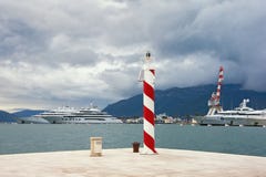 Νεφελώδης ημέρα στο λιμένα Μαυροβούνιο, πόλη Tivat Άποψη της μαρίνας γιοτ του Πόρτο Μαυροβούνιο Στοκ Εικόνα Νεφελώδης ημέρα στο λιμένα Μαυροβούνιο, πόλη Tivat Άποψη της μαρίνας γιοτ του Πόρτο Μαυροβούνιο Στοκ Εικόνα