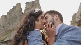Νεόνυμφος με τη νύφη κοντά στους λόφους βουνών Γαμήλιο ζεύγος ερωτευμένο ηλιαχτίδες απόθεμα βίντεο Νεόνυμφος με τη νύφη κοντά στους λόφους βουνών Γαμήλιο ζεύγος ερωτευμένο ηλιαχτίδες απόθεμα βίντεο