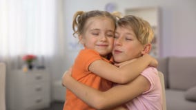 Νεώτερη αδελφή που αγκαλιάζει το σχέδιο αδελφών στον πίνακα, φιλώντας τα μάγουλα μεταξύ τους, αγάπη φιλμ μικρού μήκους Νεώτερη αδελφή που αγκαλιάζει το σχέδιο αδελφών στον πίνακα, φιλώντας τα μάγουλα μεταξύ τους, αγάπη φιλμ μικρού μήκους