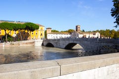 Νησί Tiber και ένα πλημμυρισμένο Tiber, Ρώμη, Ιταλία στοκ φωτογραφία Νησί Tiber και ένα πλημμυρισμένο Tiber, Ρώμη, Ιταλία στοκ φωτογραφία