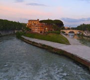 Νησί Tiber στον ποταμό Tiber στη Ρώμη Ιταλία στο ηλιοβασίλεμα στοκ εικόνες με δικαίωμα ελεύθερης χρήσης Νησί Tiber στον ποταμό Tiber στη Ρώμη Ιταλία στο ηλιοβασίλεμα στοκ εικόνες με δικαίωμα ελεύθερης χρήσης
