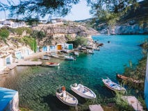 Νησί Ελλάδα παραδείσου βαρκών στοκ φωτογραφία με δικαίωμα ελεύθερης χρήσης Νησί Ελλάδα παραδείσου βαρκών στοκ φωτογραφία με δικαίωμα ελεύθερης χρήσης