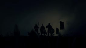 Νικηφορόρες μεσαιωνικές νύχτες γύρω από τον παρακινημένο στρατό τους που παίρνει την άγρια επιδοκιμασία κάτω από μια θύελλα Νικηφορόρες μεσαιωνικές νύχτες γύρω από τον παρακινημένο στρατό τους που παίρνει την άγρια επιδοκιμασία κάτω από μια θύελλα