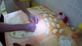 Νοικοκυρά που κατασκευάζει τους ημισεληνοειδείς ρόλους με το τυρί στην εσωτερική κουζίνα Νοικοκυρά που κατασκευάζει τους ημισεληνοειδείς ρόλους με το τυρί στην εσωτερική κουζίνα