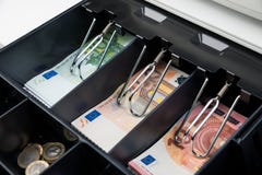 Νομίσματα και τραπεζογραμμάτιο στον κατάλογο μετρητών στοκ εικόνα Νομίσματα και τραπεζογραμμάτιο στον κατάλογο μετρητών στοκ εικόνα
