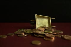 Νομίσματα που πέφτουν από χρυσό εκλεκτής ποιότητας wheelbarrow στοκ εικόνα Νομίσματα που πέφτουν από χρυσό εκλεκτής ποιότητας wheelbarrow στοκ εικόνα