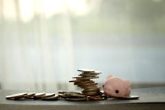 Νομίσματα που συσσωρεύονται ο ένας στον άλλο σε διαφορετικό στοκ φωτογραφίες Νομίσματα που συσσωρεύονται ο ένας στον άλλο σε διαφορετικό στοκ φωτογραφίες