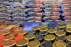 Νορβηγικά βάζα χαβιαριών των αυγοτάραχων στην αγορά 2018 ψαριών του Μπέργκεν στοκ φωτογραφία με δικαίωμα ελεύθερης χρήσης Νορβηγικά βάζα χαβιαριών των αυγοτάραχων στην αγορά 2018 ψαριών του Μπέργκεν στοκ φωτογραφία με δικαίωμα ελεύθερης χρήσης