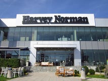 Νορμανδικό σημάδι καταστημάτων Harvey σε ένα κτήριο στοκ εικόνα Νορμανδικό σημάδι καταστημάτων Harvey σε ένα κτήριο στοκ εικόνα