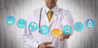 Νοσοκομειακός γιατρός που χαμηλώνει την τιμή του εγκεκριμένου φαρμάκου στοκ εικόνα με δικαίωμα ελεύθερης χρήσης Νοσοκομειακός γιατρός που χαμηλώνει την τιμή του εγκεκριμένου φαρμάκου στοκ εικόνα με δικαίωμα ελεύθερης χρήσης