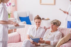 Νοσοκόμα, caregiver και ανώτερος ασθενής στοκ φωτογραφία με δικαίωμα ελεύθερης χρήσης Νοσοκόμα, caregiver και ανώτερος ασθενής στοκ φωτογραφία με δικαίωμα ελεύθερης χρήσης