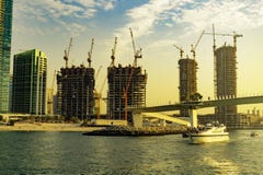 Ντουμπάι, Ε.Α.Ε./11 10 2018: Συστολές του Ντουμπάι στη γραμμή ακτών με τους γερανούς everywere στο ηλιοβασίλεμα στοκ φωτογραφία Ντουμπάι, Ε.Α.Ε./11 10 2018: Συστολές του Ντουμπάι στη γραμμή ακτών με τους γερανούς everywere στο ηλιοβασίλεμα στοκ φωτογραφία