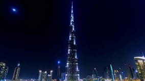 Ντουμπάι, Ε - 29 Ιουνίου 2018: Άποψη Burj Khalifa με το φωτισμό νύχτας απόθεμα Burj Khalifa - πιό ψηλό κτήριο φιλμ μικρού μήκους Ντουμπάι, Ε - 29 Ιουνίου 2018: Άποψη Burj Khalifa με το φωτισμό νύχτας απόθεμα Burj Khalifa - πιό ψηλό κτήριο φιλμ μικρού μήκους