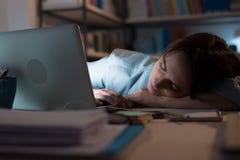Νυσταλέα γυναίκα που εργάζεται με το lap-top της στοκ φωτογραφίες Νυσταλέα γυναίκα που εργάζεται με το lap-top της στοκ φωτογραφίες