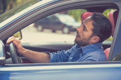 Νυσταλέο κουρασμένο κουρασμένο εξαντλημένο οδηγώντας αυτοκίνητο ατόμων στην κυκλοφορία μετά από τη μακροχρόνια κίνηση ώρας Στοκ φωτογραφίες με δικαίωμα ελεύθερης χρήσης Νυσταλέο κουρασμένο κουρασμένο εξαντλημένο οδηγώντας αυτοκίνητο ατόμων στην κυκλοφορία μετά από τη μακροχρόνια κίνηση ώρας Στοκ φωτογραφίες με δικαίωμα ελεύθερης χρήσης