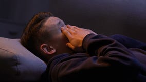 Νυσταλέος έφηβος που ξυπνά στον καναπέ μετά από την απόλυση κομμάτων, αίσθημα συγκεχυμένο φιλμ μικρού μήκους Νυσταλέος έφηβος που ξυπνά στον καναπέ μετά από την απόλυση κομμάτων, αίσθημα συγκεχυμένο φιλμ μικρού μήκους