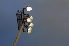 Νυχτερινοί προβολείς στο αθλητικό πάρκο στοκ φωτογραφία με δικαίωμα ελεύθερης χρήσης Νυχτερινοί προβολείς στο αθλητικό πάρκο στοκ φωτογραφία με δικαίωμα ελεύθερης χρήσης