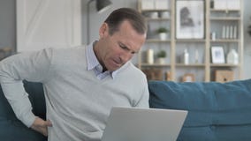 Νωτιαίος πόνος στην πλάτη ενώ μέσο ηλικίας άτομο που εργάζεται στο δημιουργικό γραφείο φιλμ μικρού μήκους Νωτιαίος πόνος στην πλάτη ενώ μέσο ηλικίας άτομο που εργάζεται στο δημιουργικό γραφείο φιλμ μικρού μήκους