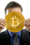 Νόμισμα Bitcoin εκμετάλλευσης επιχειρηματιών στα χέρια στοκ εικόνες με δικαίωμα ελεύθερης χρήσης Νόμισμα Bitcoin εκμετάλλευσης επιχειρηματιών στα χέρια στοκ εικόνες με δικαίωμα ελεύθερης χρήσης
